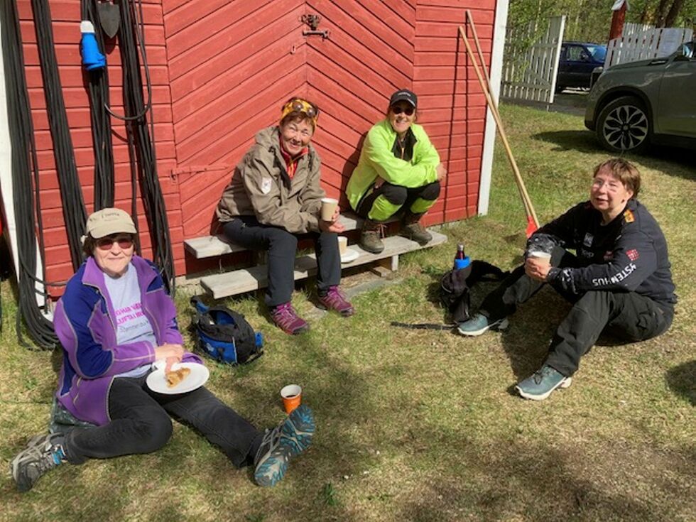 Her ser vi Aud Mathisen (til venstre), Kirsten Greiner Ovesen, Anja Greiner og Marita Holmberg under en pause fra raking og kvistplukking.
 Foto: Privat
