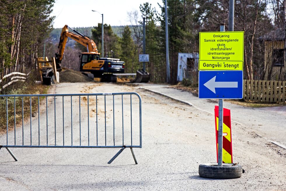De som bor, jobber og går på skole i denne retningen må ta omveien som går langs Tanaveien, med avkjøring ved Luostejok kraftlag.
 Foto: June Helén Bjørnback