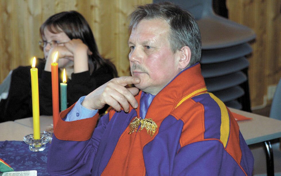 Olaf Eliassen under åpninga i Mearrasiida i Indre Billefjord på samefolkets dag 2003.
 Foto: Ságat