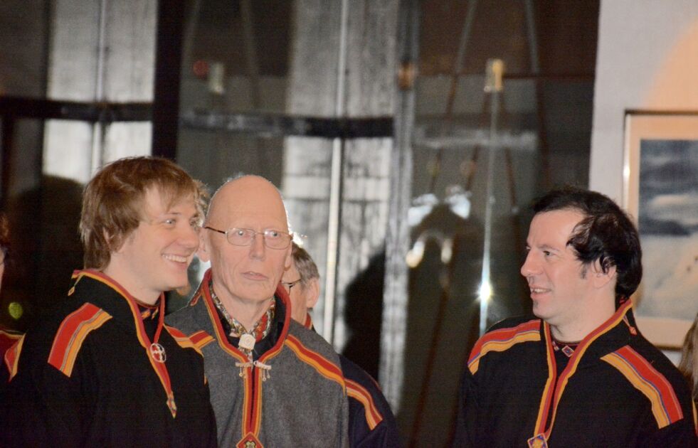 Buolvvat består av flere generasjoner sangere fra Kåfjord. Her gjør Idar Pedersen (midten), Hogne Rundberg og Halvard Rundberg seg klare for konsert.
 Foto: Elin Margrethe Wersland