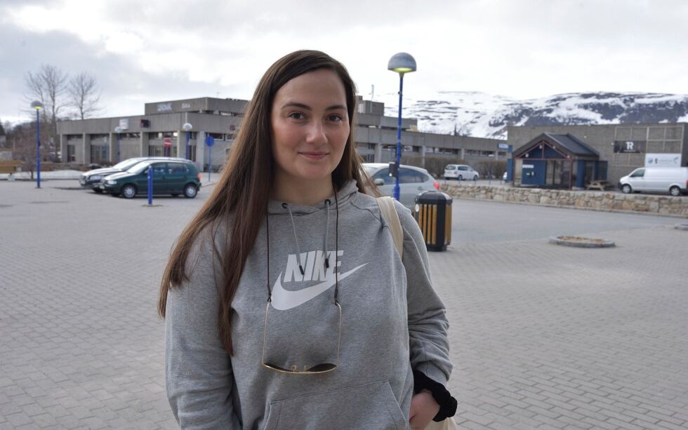 Ung­dom i Fo­kus vil ha ut­styrs­bib­lio­te­ket klart til som­mer­fe­ri­en slik at man kan opp­le­ve na­tur­en i lo­kal­sam­fun­net. På bil­det: Ma­ri­ell Haug­li – Pro­sjekt­le­der Ung­dom i Fo­kus. Foto: Kri­stin Hum­stad