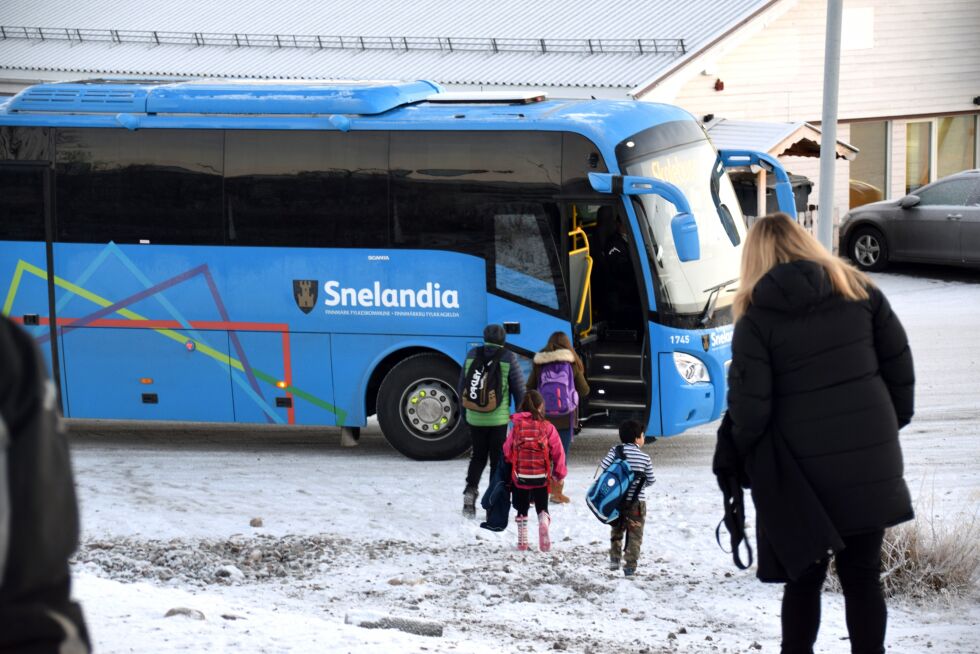Den ene skolebussen i Nesseby kjører elever til sørsiden (E6) mandag og fredag, og elever til nordsiden (E75) tirsdag, onsdag og torsdag. Skolebussen stopper på en hensiktsmessig måte med tanke på trafikksikkerheten til skolebarna som skal på.
 Foto: Hilde Porsanger