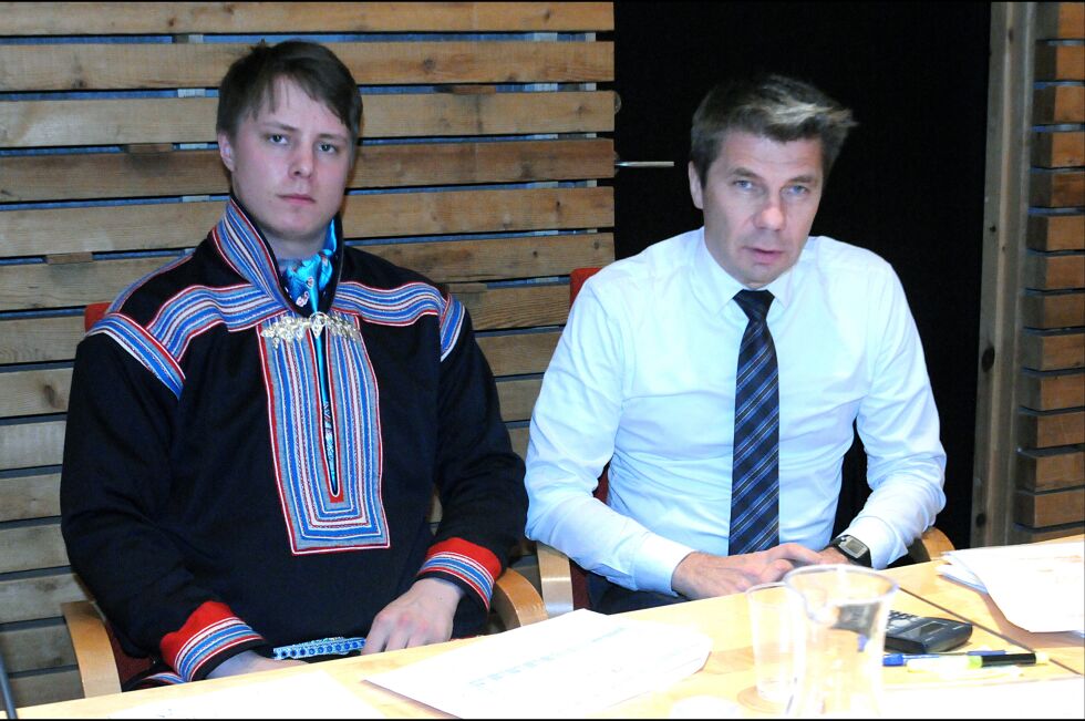 Rettsaken mellom den unge reindriftsutøveren Jovsset Ante Sara (til venstre) fra Kautokeino og staten gikk i Indre Finnmark tingrett i Tana. Sara måtte redusere flokken fra 150 til 75 rein i 2013, men statens vedtak er nå kjent ugyldig av retten. Trond P. Biti (til høyre) var advokat for Sara under rettsaken.
Foto: Tom Hardy