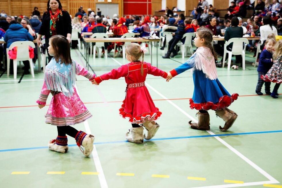 Det er så fint med sosiale tilstelninger, da får en mulighet til å møte gode venner. Disse tre koftekledde barna holdt sammen som erteris gjennom dagen. Foto: June Helén Bjørnback