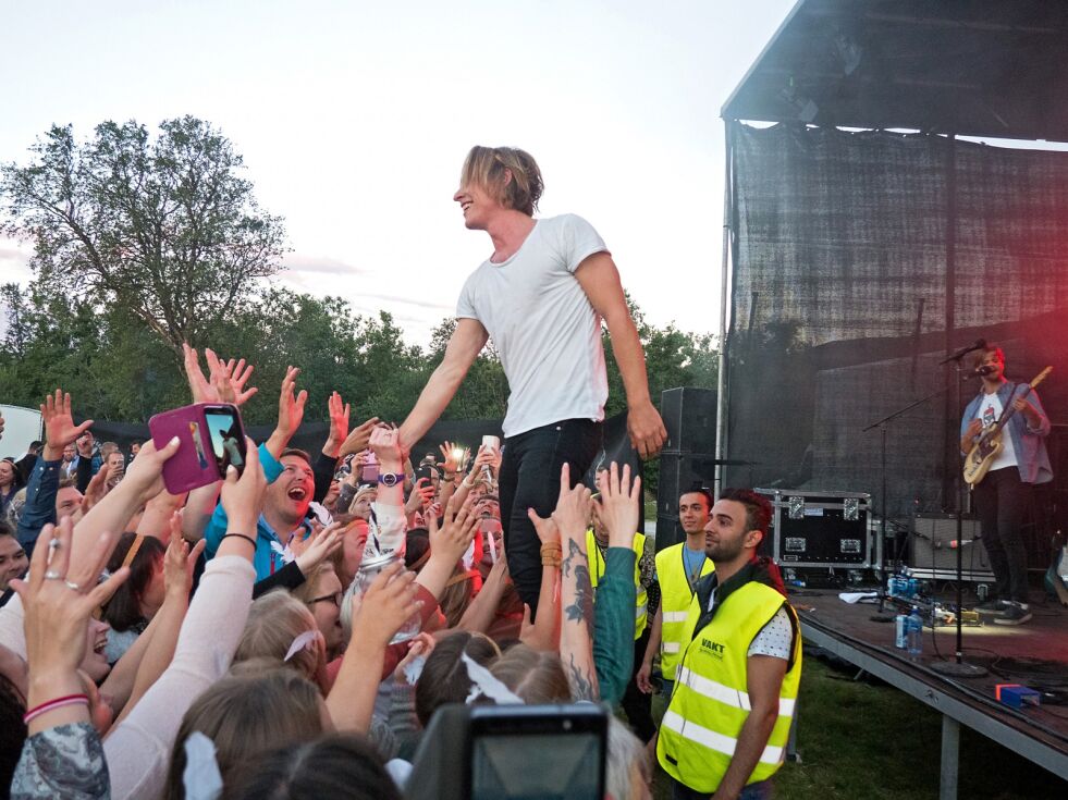 Sondre Justad smeltet nok mange hjerter under Kallokkas Venner i Lakselv. Flere deltakere har nok fått øynene opp for den fremadstormede artisten.
 Foto: Hege Røkenes