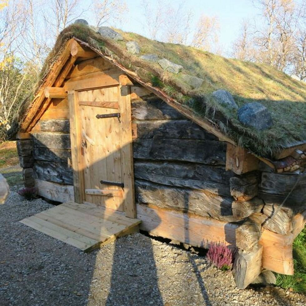 Fjøset, i laftet tømmer og med torvtak, ble sannsynligvis bygget på 1800-tallet.
 Foto: Troms og Finnmark fylkeskommune