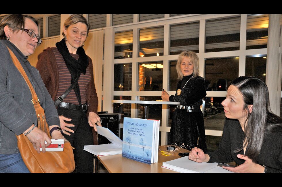 Både «Luondduadjágasat - Dreamscapes» av Susanne Hætta og «Ruoná rieggá vuol váccašit - Under grønn ring vandre» av Synnøve Persen var til salgs med signering etter lanseringen av førstnevnte bok under Finnmark internasjonale litteraturfestival.
 Foto: Rita Heitmann