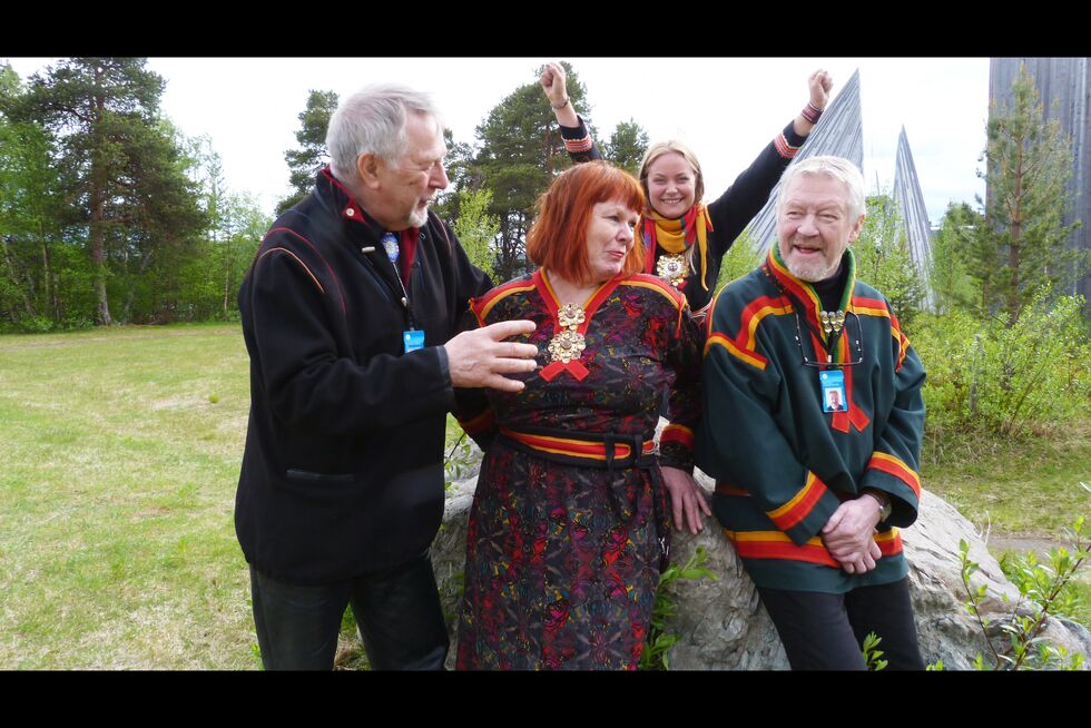 Sametingsrepresentant Ann-Elise Finbog har hatt sin mann Birger Nymo (til høyre) som gruppesekretær siden hun ble valgt inn på Sametinget i fjor høst. Nå er partileder Bjarne Store-Jakobsen utnevnt til politisk rådgiver, mens Finbogs vara Inga Anna Fossli (bak) representerer ungdommen og fremtida.
 Foto: Samefolkets parti