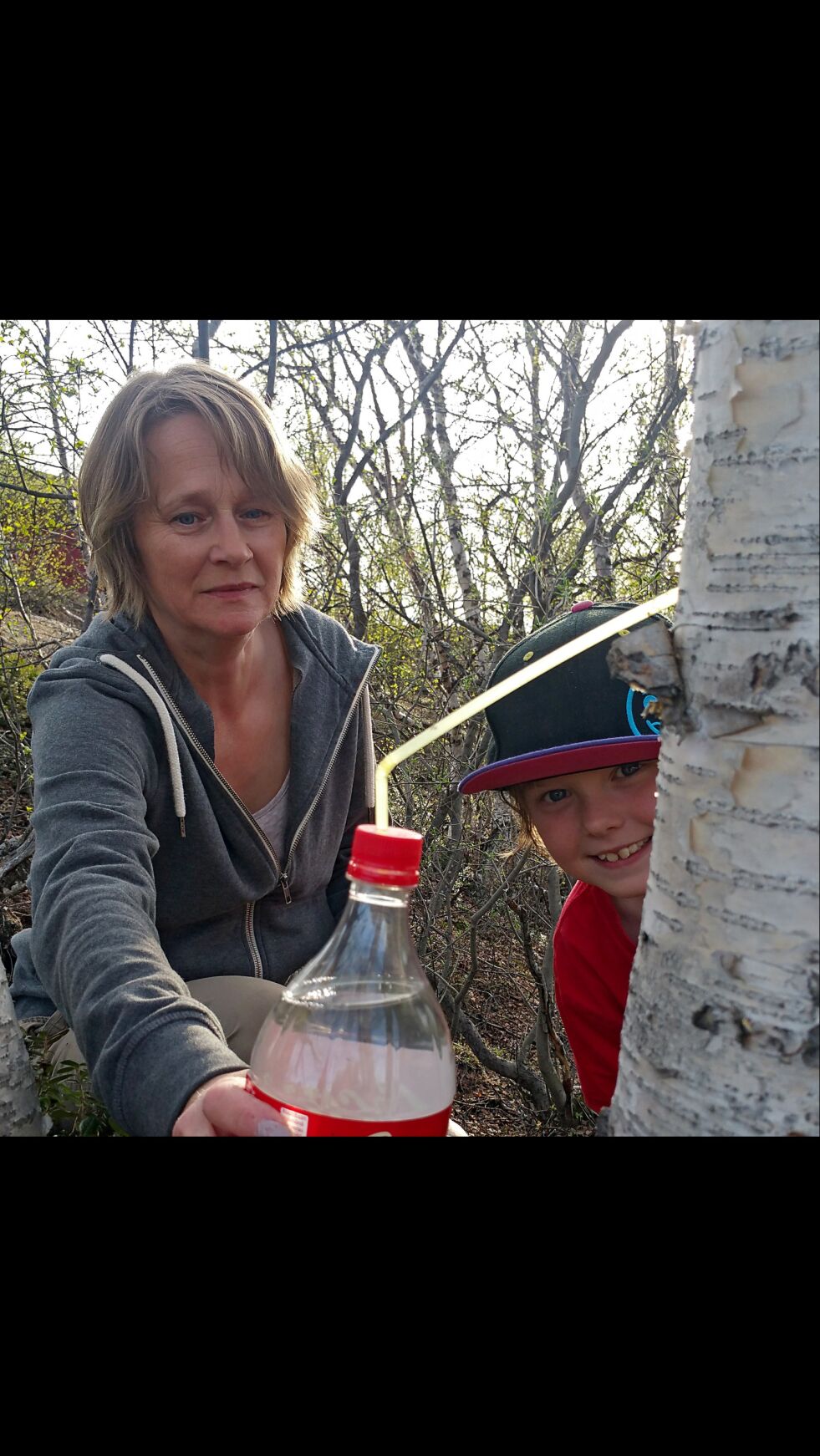Her ser mamma Marie Abrahamsen og parets sønn Martin at flaska begynner å bli full.
 Foto: Stein Tore Sivertsen