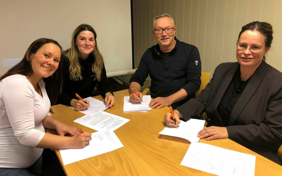 Her underskrives avtalen om politisk samarbeid i Tana kommune de kommende fire år. Fra venstre Heidi Marlene Siri Dervo (FrP), Anna Oliva Taksgård (Høyre), Jon Erland Balto (SP) og Monica Balto Anti (Venstre).
 Foto: Privat
