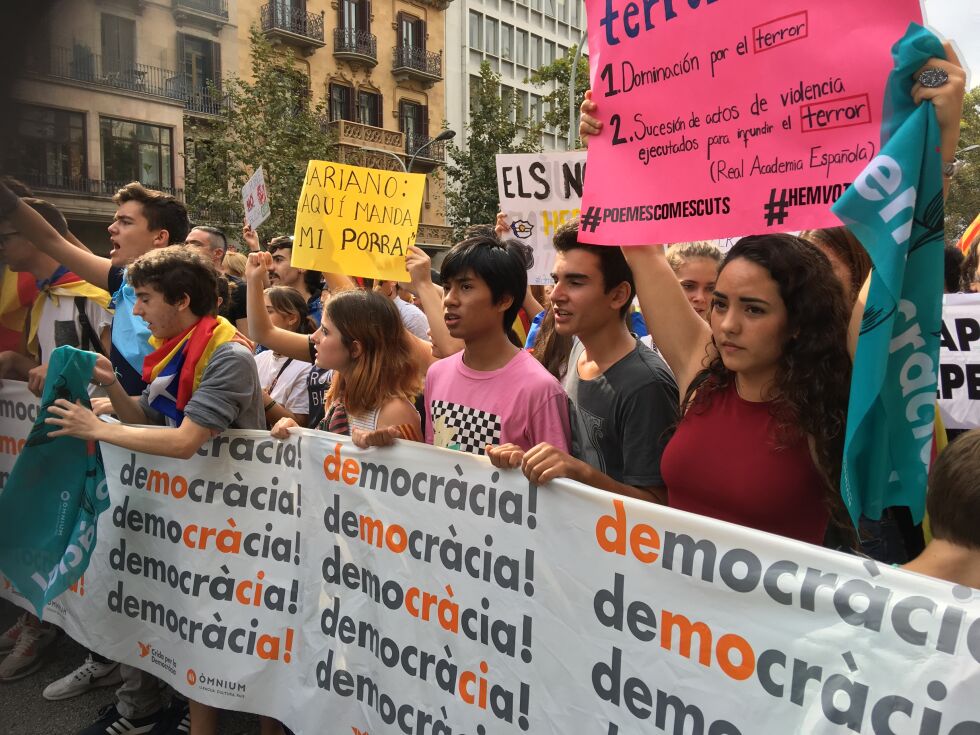 Generalstreiken onsdag krever frihet for politiske fanger og for demokrati. Dette bildet er fra en demonstrasjon i Barcelona i oktober.
 Foto: Stein Torger Svala