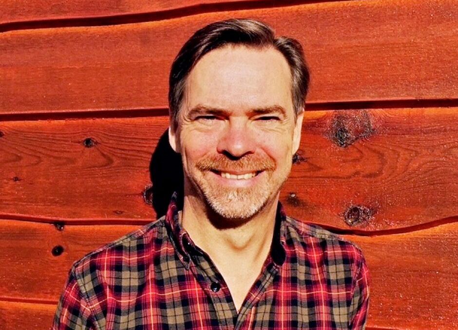 Bruce Morén-Duolljá har studert ved amerikanske universiteter som University of Maryland, Johns Hopkins University, Georgetown University, Boston University og Cornell University, før han kom til Tromsø og den lille lulesamiske bygda Ájluokta (Drag).
 Foto: UNI