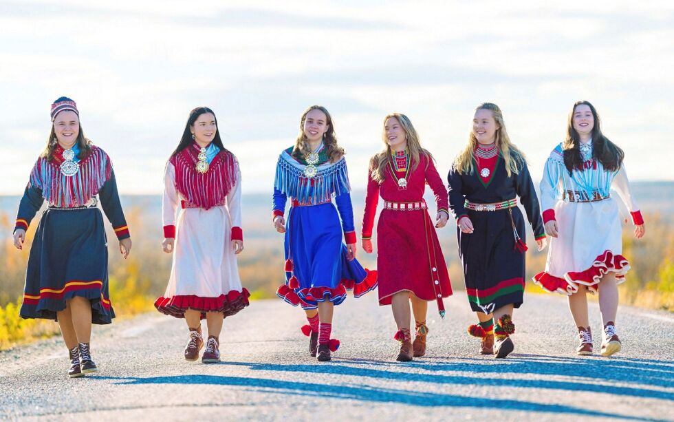 Sunna Regine Inga, Emilie Madelen Biti-Jessen, Mariela Nordsletta Somby, Kaija Cordelia Aira Amundsen, Naimi Renander Bransfjell og Benedikte Kristin Hansen-Seljebu er årets veivisere.
 Foto: Mads Suhr Pettersen