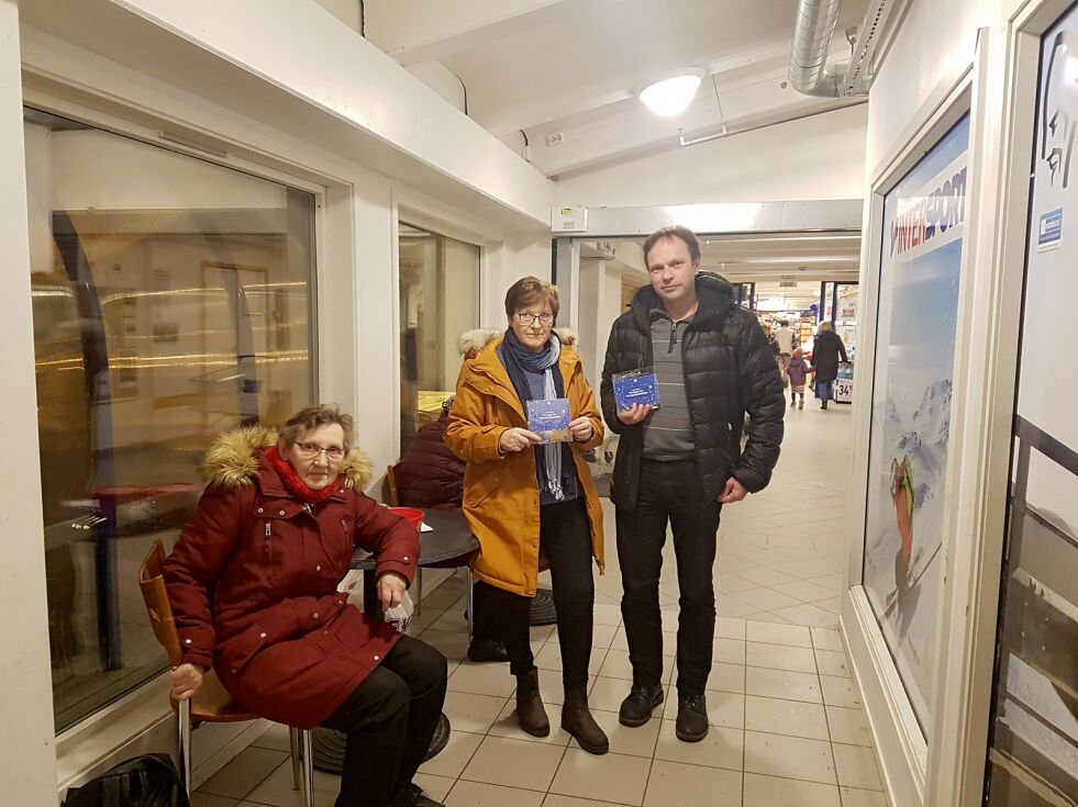 Styremedlem Else Hansen (til venstre) og sekretær Liv Hammer (i midten) i Norges Handikapforbund Tana og omegn holdt stand der de markerte FNs dag for mennesker med nedsatt funksjonsevne på Tanatorget mandag ettermiddag. Ordfører Frank M. Ingilæ tok imot pepperkakemann med én fot og kort, og mener det hele tiden kreves bevissthet omkring funksjonshemmedes rettigheter.
 Foto: Tom Hardy