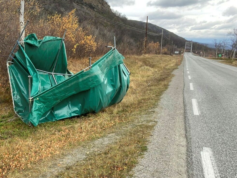 Et lite lagertelt var tatt av vinden på Stabbursnes. Foto: Anthon Sivertsen