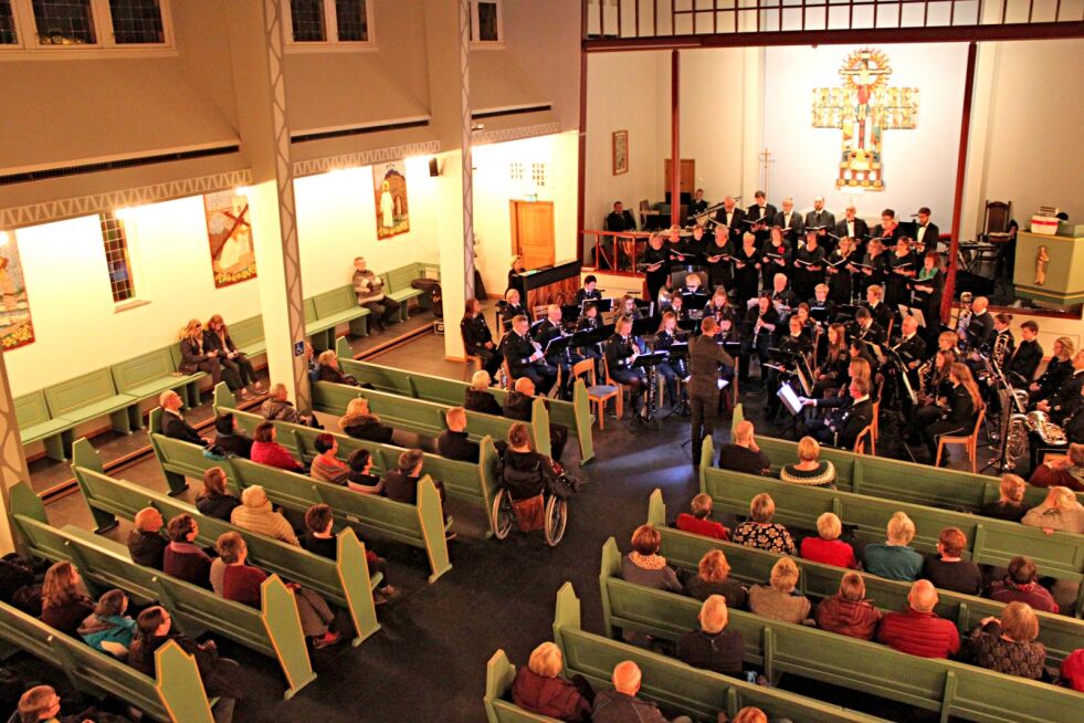 Konserten med Kirkenes hornmusikk og kirkekoret er blitt en tradisjon vel verdt å få med seg.
 Foto: Xavier Cusidó Oliete