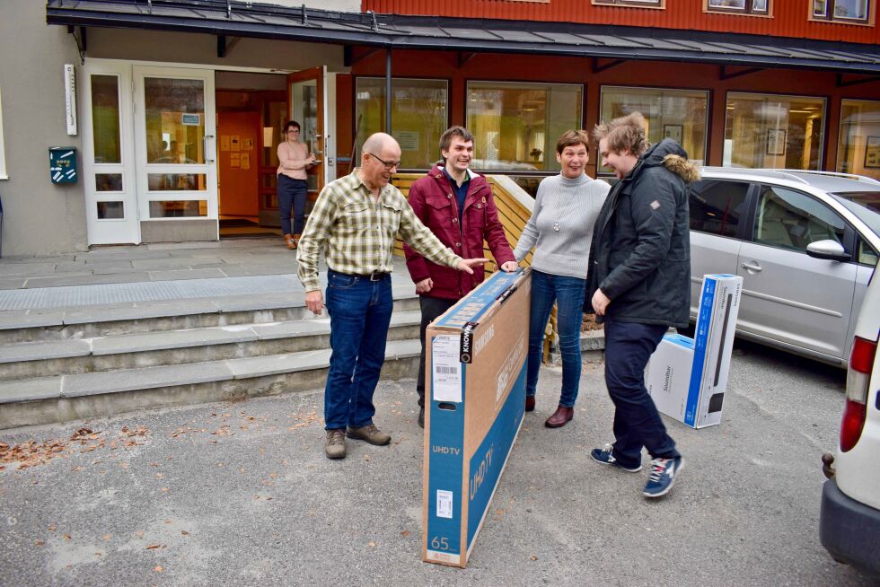 Enhetsleder ved Wesselborgen sykehjem, Lene Holte, venter i døra mens pårørende Svein Stenhaug, Tomas Børresen, pårørende Lisbeth Nilsen og Kristian Sundsfjord gleder seg over å få gaven på plass.
 Foto: Birgitte Wisur Olsen