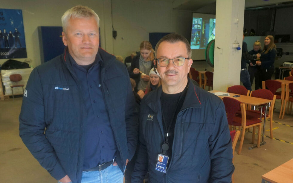 Driftssjef Victor Jensen (til venstre) og elverkssjef Oddbjørn Samuelsen i Repvåg Kraftlag ønsket velkommen til kraftlagets 75-årsfeiring onsdag 14. juni.
 Foto: Geir Johansen