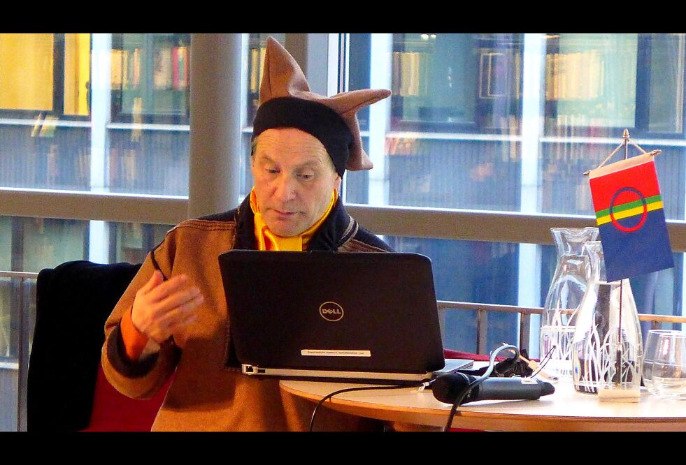 Jurist Ánde Somby har mistet tiltro til rettighetsprosessen i Finnmark. Han mener det er tid for time-out, og ber folk boikotte prosessen. Han viser til inkompetente dommer, som rettsanvendere lengre nede i systemet må følge. – Rettsanvenderne må være informert, ikke bare om teksten, men også om konteksten, sier han og påpeker at landets «tekstnarkomane» dommere faktisk sitter på skolebenken for å lære om samisk kultur og samfunnsliv.
 Foto: Øyvind Ravna