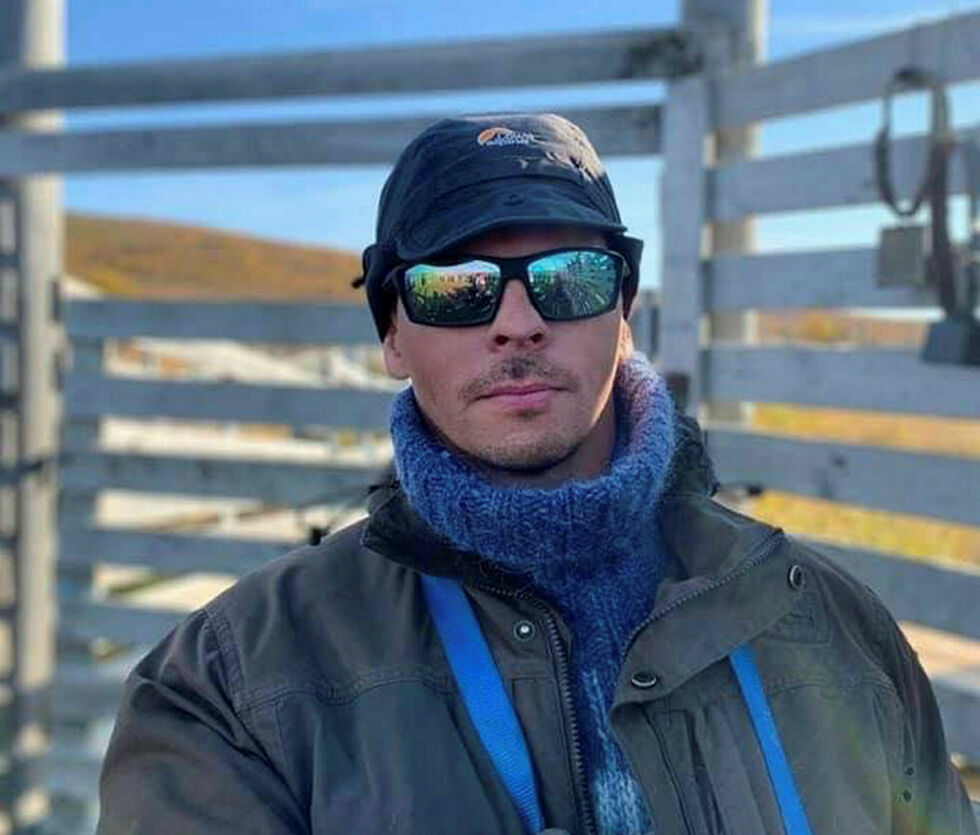 Porsanger kommunestyre har holdt siidaleder Johan Isak Eira søvnløs i flere netter etter at flertallet i kommunestyret går inn for utredning av vindkraft i siidaens kjerneområder for rein.
Foto: Privat