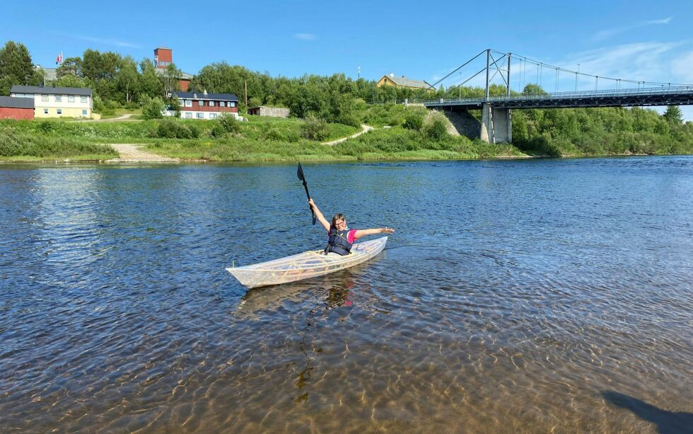 Torunn har vært med under hele kurset. Her tester hun ut «Arvedávgi/Regnbuen», som er en kajakk laget av tre og plastfolie.
 Foto: Lova Vassli Hilanmo
