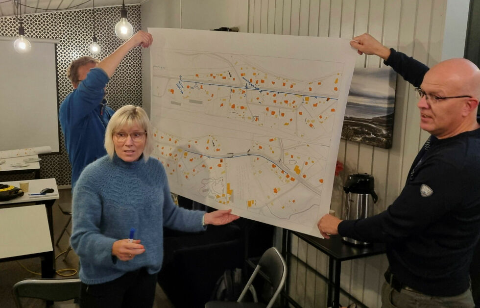 En del av informasjonsmøte var også av typen gruppearbeid der de fremmøtte kunne komme med forslag til løsning for ny gang- og sykkelvei. Her presenterer Kathrine Bangsund Green ett av forslagene, mens Tom Eirik Malin (til venstre) og Kjell Grønberg holder kartet.
 Foto: Torbjørn Ittelin