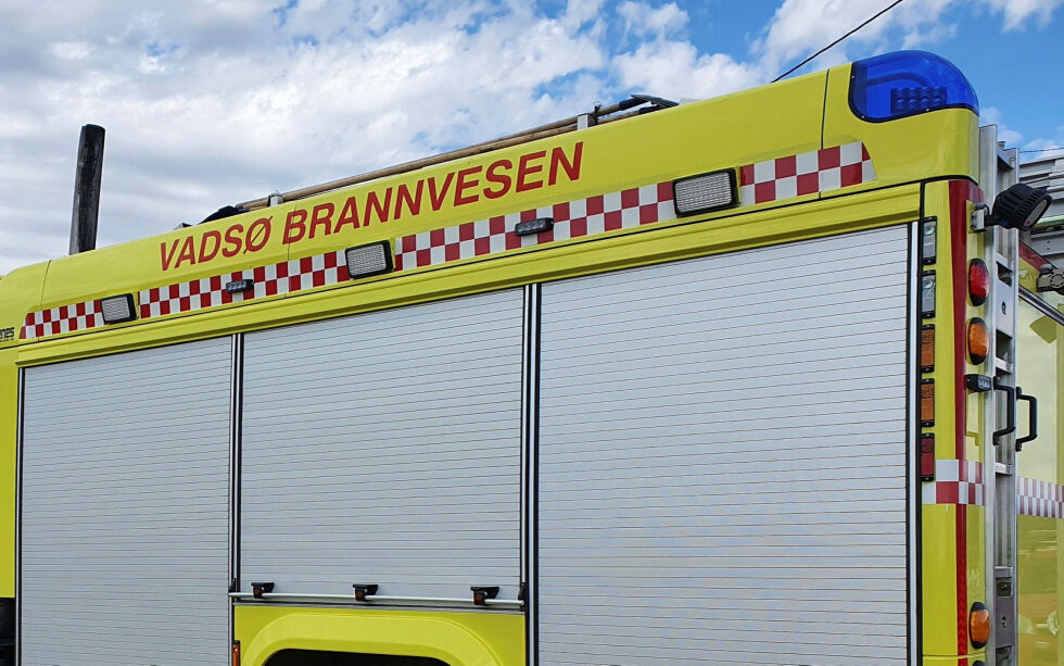 Brannmannskapet i Vadsø måtte denne gangen bruke snefreser for å få kjølt ned og  slukket brannen.
 Foto: Torbjørn Ittelin