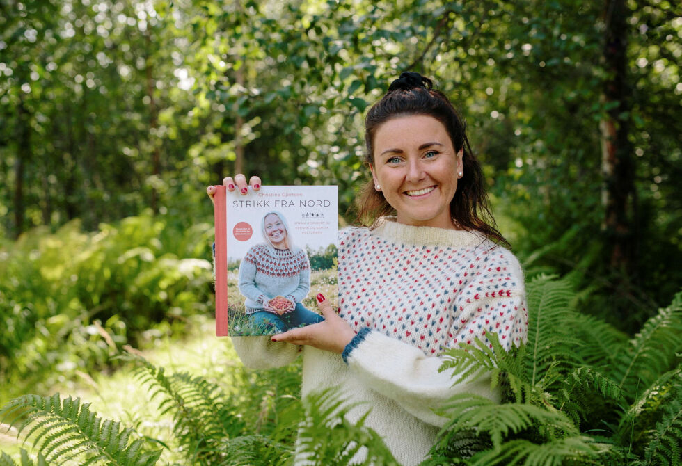 Christina Gjertsen med strikkeboken sin.
 Foto: Christina Gjertsen