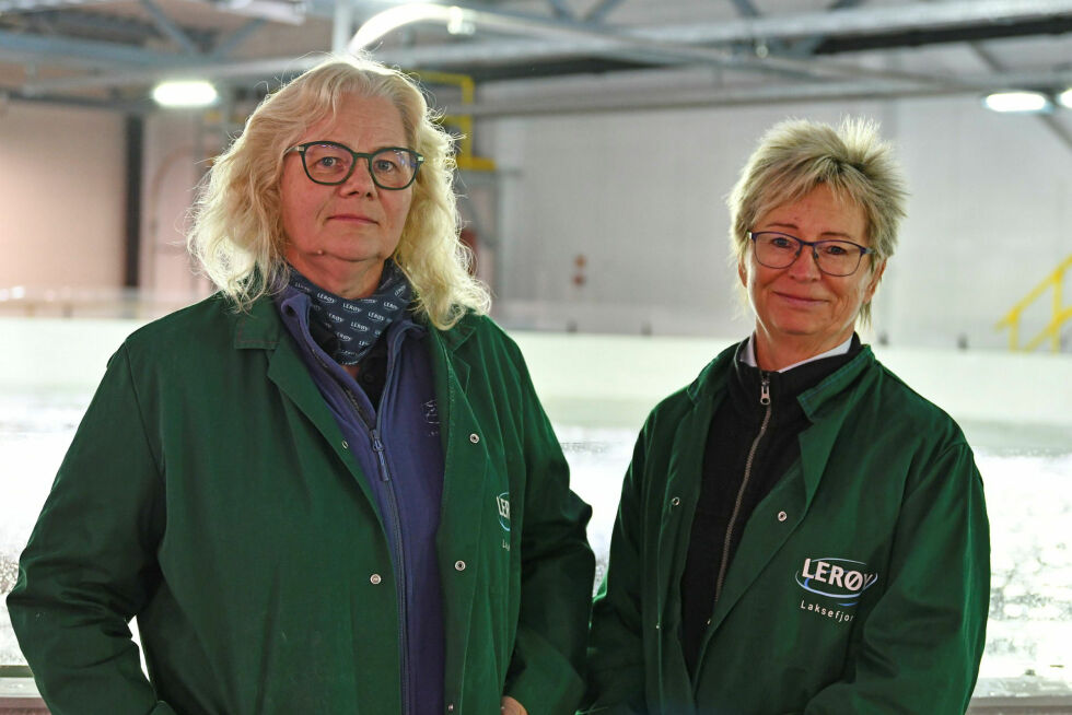 Driftsleder Judith Sørflaten og kvalitetsansvarlig Kari Løvøy stortrives på smoltanlegget. Anlegget omsetter for 250–300 millioner årlig, noe som tilsvarer omtrent åtte millioner per ansatt.
 Foto: Irene Andersen