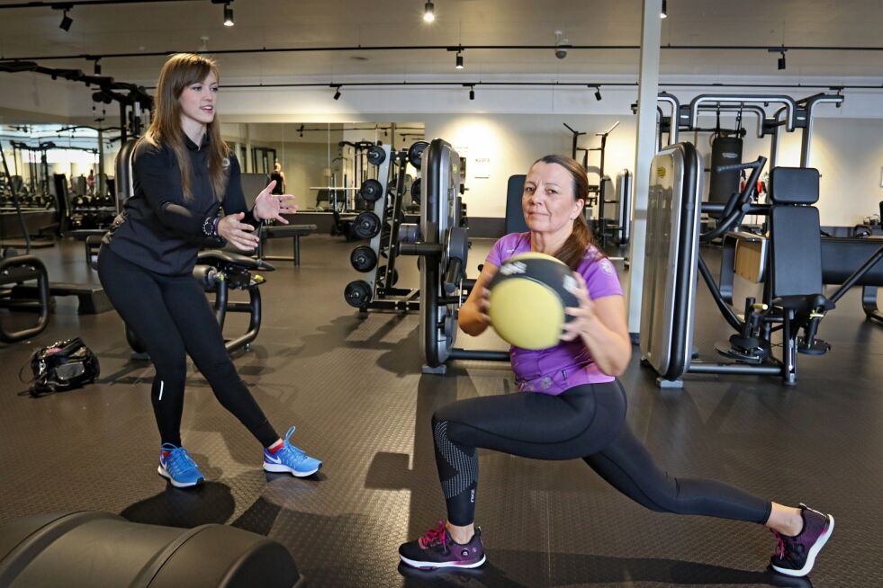 Her får Frøydis Solbakken veiledning og viser sporty frem utfallsteknikk på strak arm for avisa. – Riktig teknikk er viktig for å unngå skader, forteller Hilja (til venstre).
 Foto: Silje L Kvammen