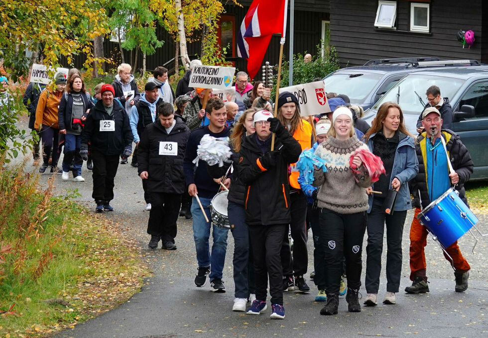 Alle deltakere og ledsagere defilerer opp til idrettsbanen med skolens eget trommekorps i spissen. Tommy Eriksen er flaggbærer og har deltatt på fylkeslekene hvert år siden 1994.
 Foto: Yngve  Beddari