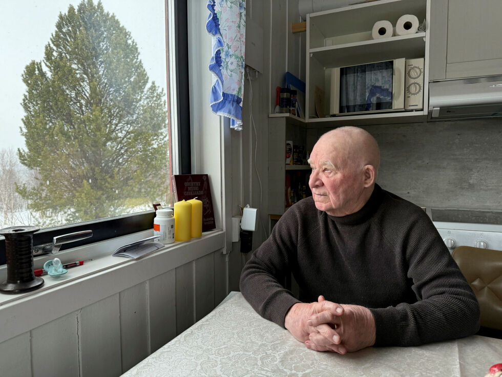 Her ser Hans Josefsen (89) opp mot Bordevárre, dit familien flyktet før gården ble brent ned 25. oktober 1944.
 Foto: Hallgeir Henriksen