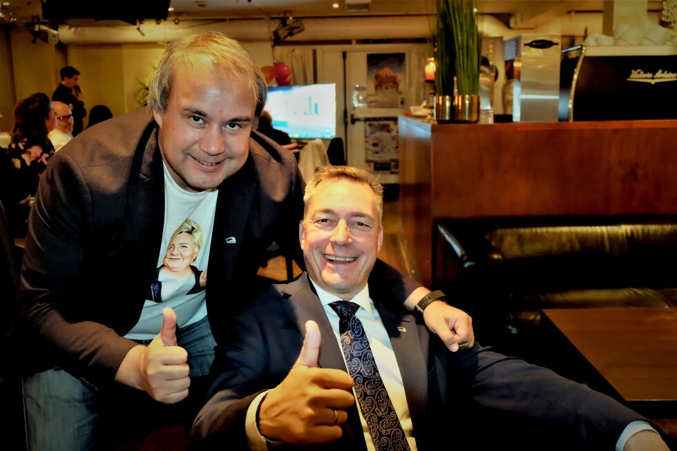 Neste stopp for Frank Bakke-Jensen blir Stortinget, noe som gleder leder for Vadsø Høyre, Johnny Aikio (til venstre).
 Foto: Bjørn Hildonen