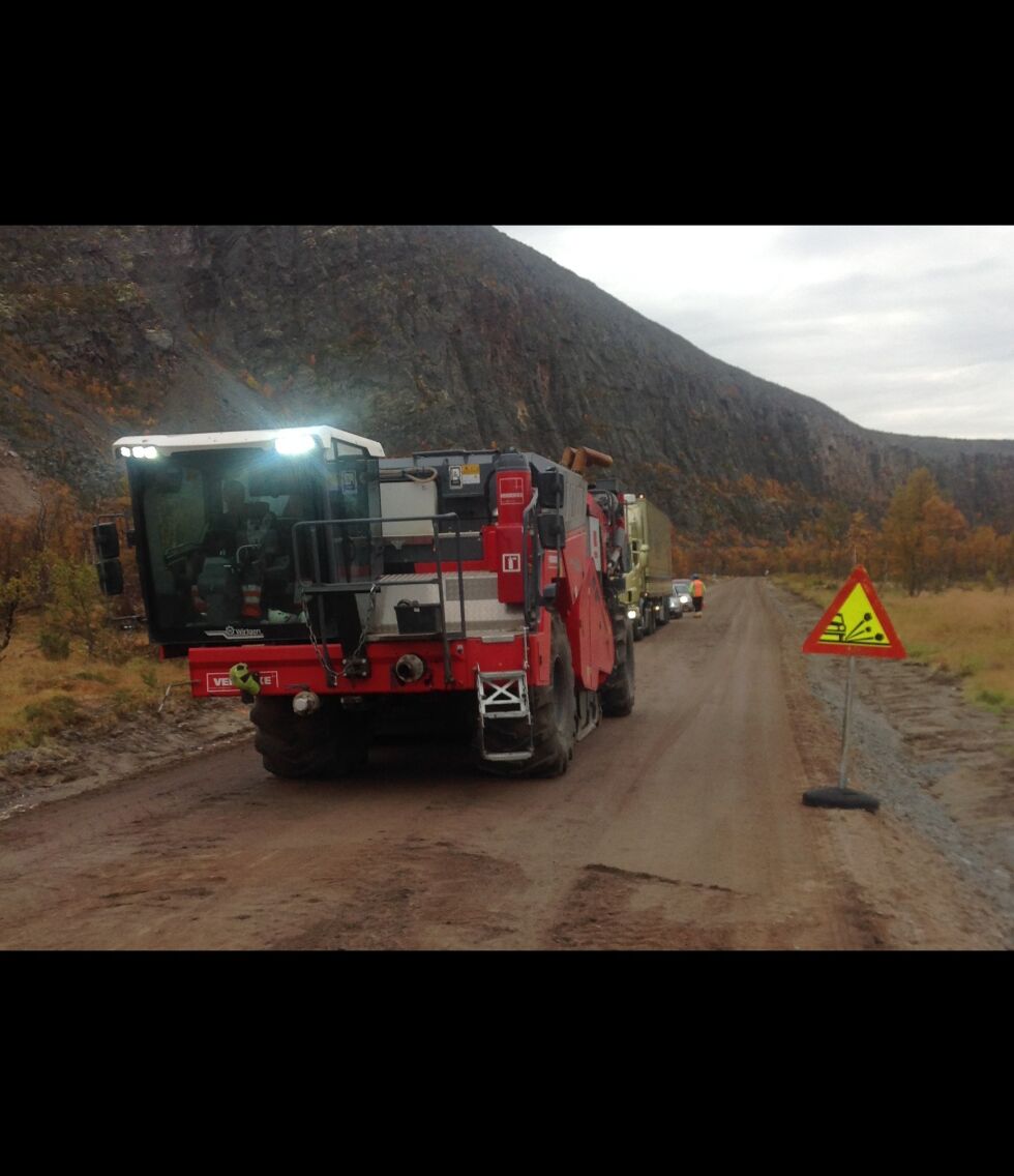 Bilistene som kjører mellom Vestre Jakobselv og Vadsø må påregne en del venting og kø de neste dagene i forbindelse med fresing og asfaltlegging. Bildet er fra arbeidet ved Austertana.
 Foto: : Kjell Tore Gudbrandstuen