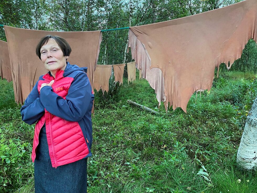 Pia Jannok om garving av skinn. Foto: Elin Wersland.