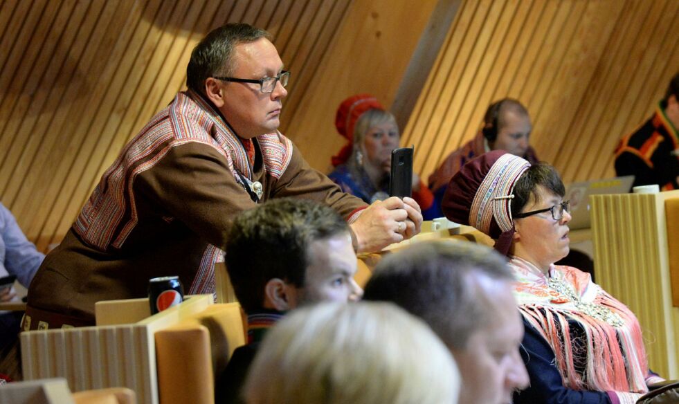 Hans Ole Eira (Sp) overtar som sametingsråd for Berit Marie P. E. Eira (Flyttsamelista) (sittende foran).
 Foto: Steinar Solaas