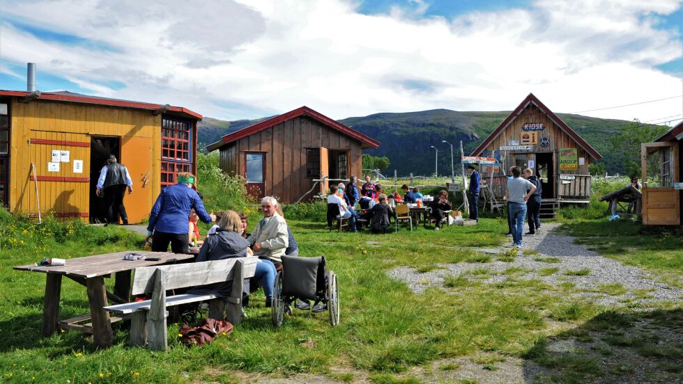 På sjøsamisk tun i Smørfjord ble sjøsamisk dag feiret. Det ble arrangert diverse barneaktiviteter, men de besøkende fikk også en unik filmopplevelse om Olderfjord-samen Rasmus.
 Foto: Hannah Persen