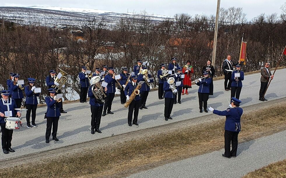 Vad­sø Ung­doms­korps tok tur­en til Vest­re Ja­kobs­elv og sør­get for at det ble korps­mu­sikk også un­der årets 17. mai-fei­ring.
Foto: Tor­bjørn It­te­lin