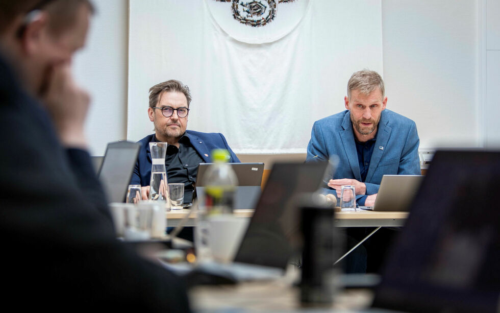 Tirsdagens kommunestyremøte i Porsanger var det første som kommunedirektør for Roger Martinussen. Ordfører Jo Inge Hesjevik til høyre.
 Foto: Cecilie Bergan Stuedal