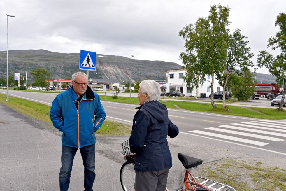 Med Ságat tilstede dukker Jonhild Opdahl opp og spør om gangveien er sperret. Olsen forklarer saken, og vi spør hva Opdahl synes om at gangveien nå er stengt for trafikk. – Gangveien var veldig god ha, men når det er hans eiendom må han få lov å gjøre som han vil, svarer Opdahl.
 Foto: Bjørn Arne Johansen