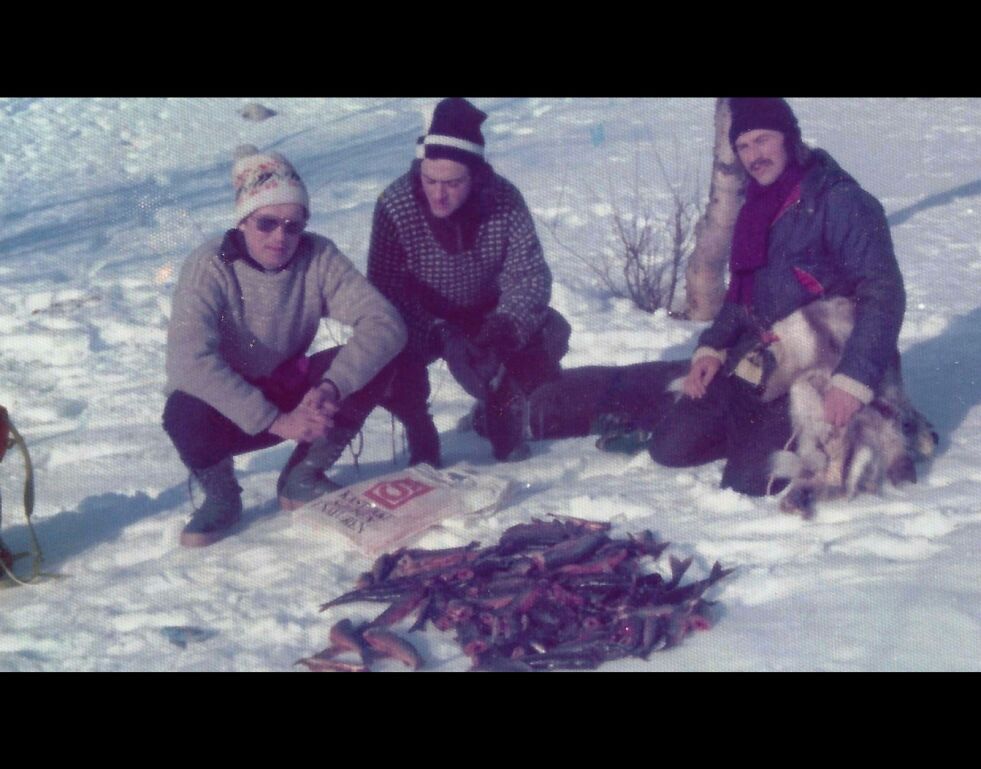 Her se vi Hallgeir Henriksen (t.v), Øyvind Nilssen og Thure Haugseth posere bak en brukbar dagsfangst i Nyelv-fjellene i Nesseby i april 1974. Foto: Hallvard Haugseth