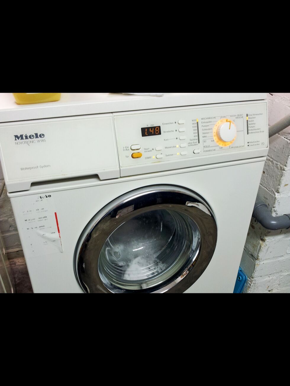 Det kan være svært farlig å bruke vaskemaskinen om natten når alle sover, eller hvis man ikke selv er hjemme.
 Foto: Wikimedia Commons