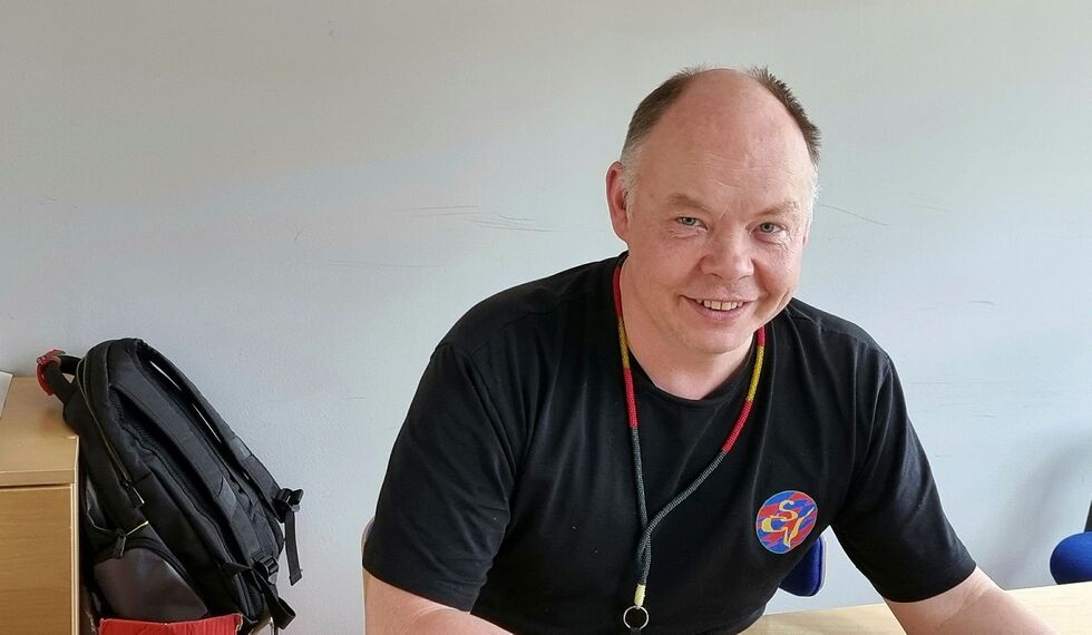 Ságat treffer Henrik Olsen på NSRs kontor på Sametinget, hvor han forbereder sak til plenumsmøtet.
 Foto: Steinar Solaas