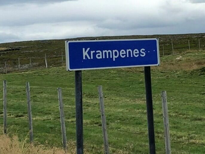 Kram­pe­nes har i dag kun norsk navn på vei­skil­tet på E75. Nå fore­slås Ganešjárga som samisk navn på bygda. Kanskje menes Gánešnjárga (Gnomnes)?
 Foto: Geir Wulff