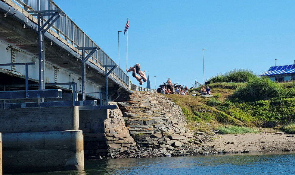 Det var rett og slett imponerende synkronhopping av Simen Raastad og Adrian Tapio da de på oppfordring tok et hopp fra brua i Vestre Jakobselv. Om vi må si det selv - det ble et blinkskudd.
 Foto: Torbjørn Ittelin