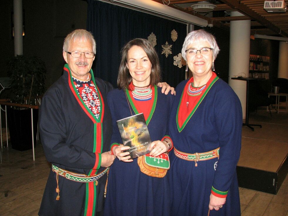 Bierna og Anne-Grethe Leine Bientie sammen med dattera Ellen Sara Reiten Bientie. Hun har illustrert bøkene.
 Foto: Erlend Skjetne