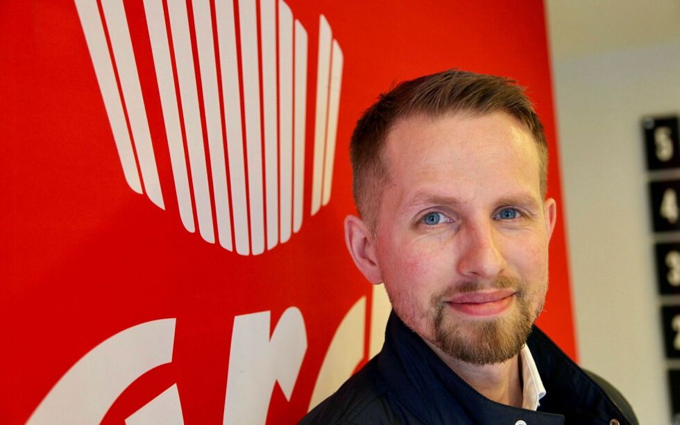 Sjefsredaktør i Nordlys Helge Nitteberg samtaler med Sá­gat om ytringsfrihetens grenser og utfordringen med å håndtere kaotiske kommentarfelt.
 Foto: Asbjørn Jaklin