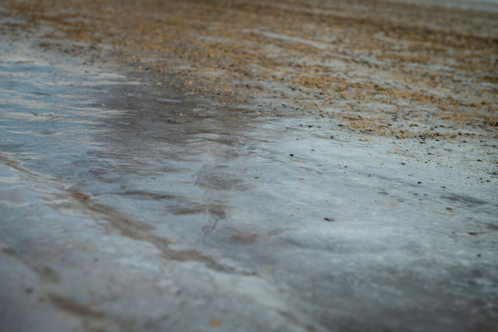 Når det er svært glatt, fester ikke sanden seg til veien. Derfor trenger en salt i strø-blandingen, forklarer Roger Martinussen.
 Foto: Karolina Ulig