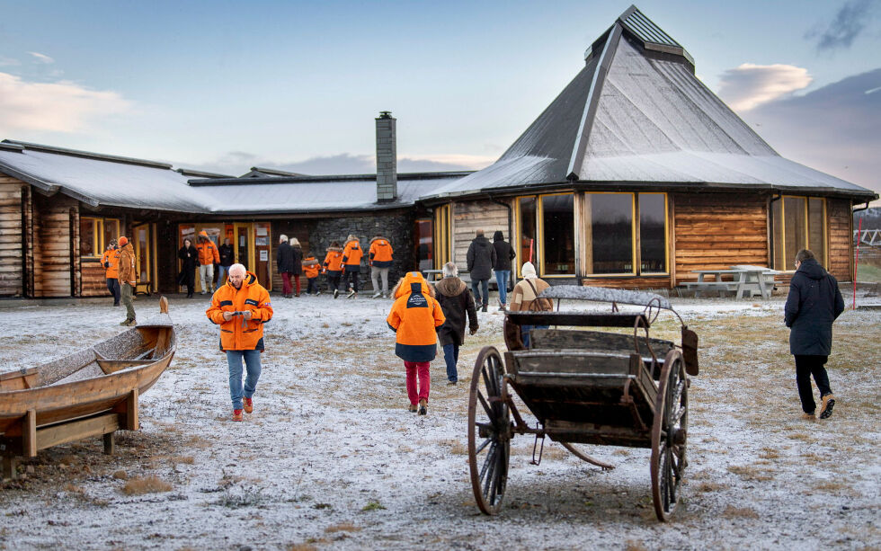 Under den kvænske språkdagen ved Kvensk institutt i Børselv, blir det både prisutdelinger, utstillingsåpning og enkel servering. Ett av høydepunktene i programmet er utdelingen av «Språkrådets kvenske språkpris» for 2025 og prisutdeling for «Årets kven 2024».
 Foto: Cecilie Bergan Stuedal