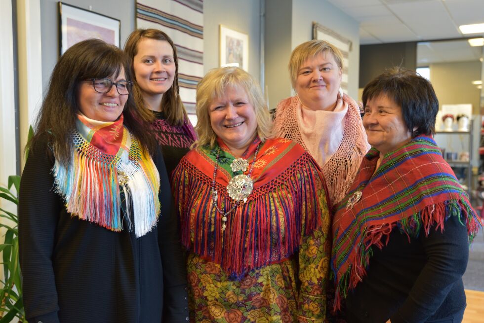 Ansatte ved Samisk språk- og kultursenteret i Porsanger feirer stolt 25-års dagen. På bildet Anne Marie Anti, Inger Helene Anti Eira, Sara Stødle, Else Marit Sarre og Edit Påve.
 Foto: Kristin A. Humstad